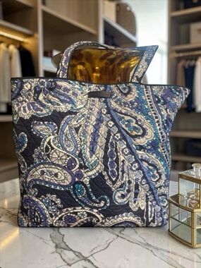 Elegant Blue Tote Bag with Spacious Interior and Durable Material​​​